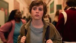 protagonista serie paseando por pasillo instituto americano