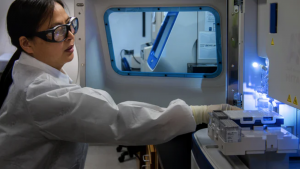 mujer científico manipulando activos en laboratorio